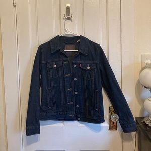 Dark wash Levi’s denim jacket!